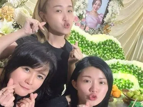 3 ca sĩ nữ tạo dáng, cười trong đám tang bị chỉ trích dữ dội