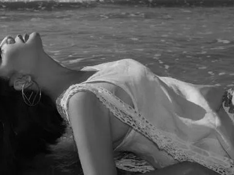 "Nữ hoàng ảnh lịch" U60 đi biển toàn mê đồ xuyên thấu, khoe dáng đẹp như gái đôi mươi