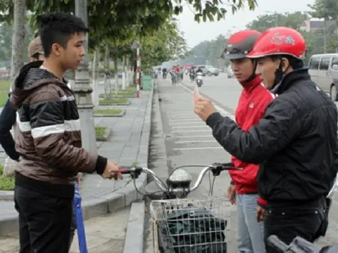 Cảnh sát giao thông mặc thường phục có được xử phạt xe vi phạm?