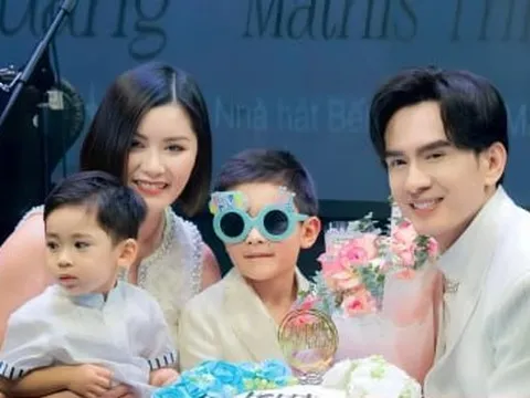 Đan Trường hạnh phúc đón tuổi 47 bên vợ cũ và con trai