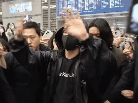 Jungkook (BTS) bị xô đẩy suýt ngã tại sân bay, nhìn cảnh vỡ trận hỗn loạn mà rùng mình!