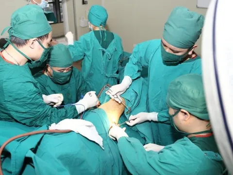 Cứu người đàn ông bị thanh sắt đâm xuyên người