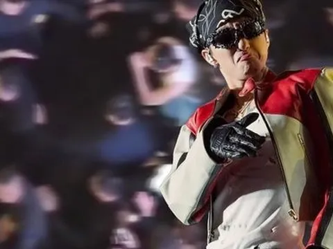 Sơn Tùng M-TP bị “biển người” vây kín giữa phố đi bộ ở Hà Nội