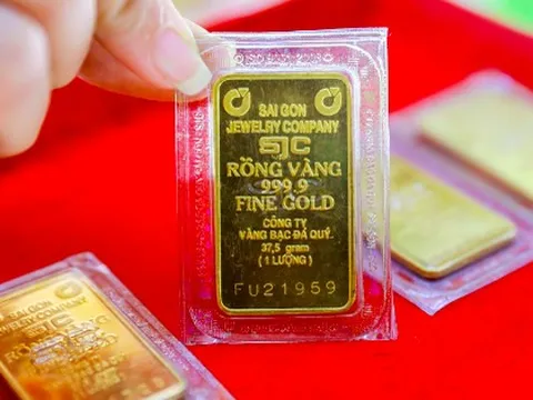 Vàng thế giới lập kỷ lục, giá trong nước hạ nhiệt