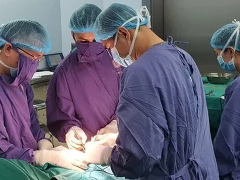 "Cậu nhỏ" to bất thường do tai nạn trong khi quan hệ