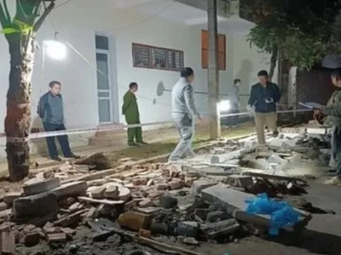 Sập tường bao trường học đang tu sửa, 4 người thương vong