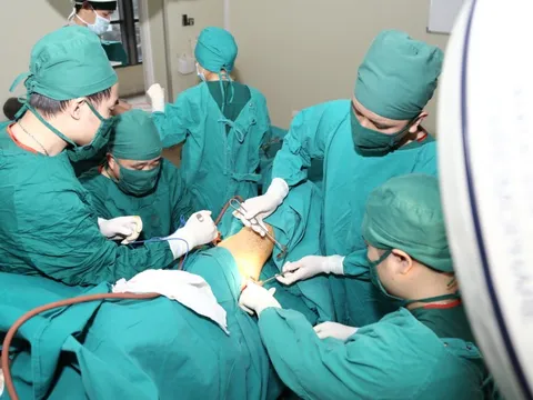 Người đàn ông gặp sự cố đáng sợ tại công trường nhưng được bác sĩ khen ngợi vì đã xử trí đúng cách