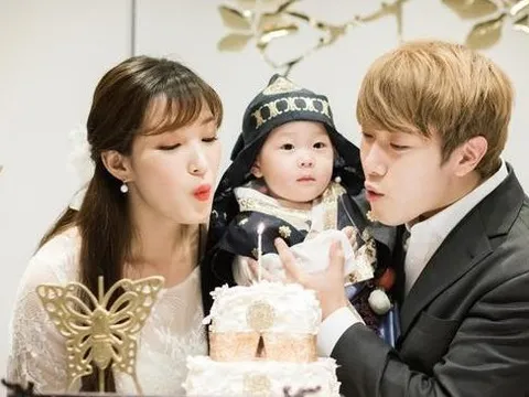 Mùa chia tay của làng giải trí: Cặp đôi ca sĩ ly hôn sau 5 năm chung sống, nhà trai giành quyền nuôi 3 con