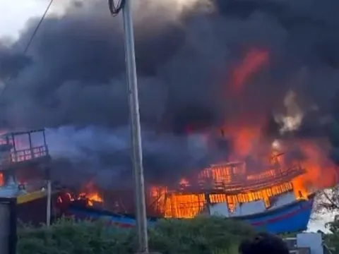 Đang cháy lớn tại khu vực sửa chữa tàu thuyền ở Tp.Phan Thiết