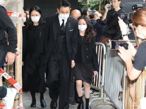 Lưu Đức Hoa tiều tụy trong lễ tang của bố