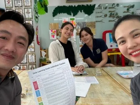 Lần đầu đi họp phụ huynh cho con gái, vợ chồng Cường Đô La nghe cô giáo nói gì mà cưới không ngớt?