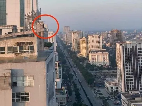 Giây phút nghẹt thở chiến sĩ công an ngăn cản cô gái định nhảy tầng 25