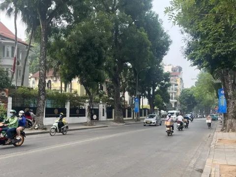 Thủ đô Hà Nội ngày nắng, sáng và đêm trời rét.