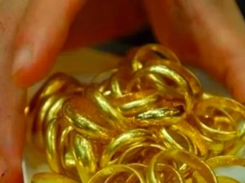 Giá vàng nhẫn tròn trơn tiếp tục lao dốc