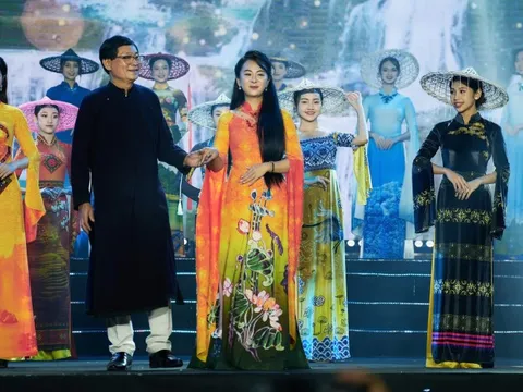 NTK Vũ Thảo Giang gửi gắm tình yêu quê hương trong BST "Xứ sở Thần tiên - Non nước Cao Bằng"