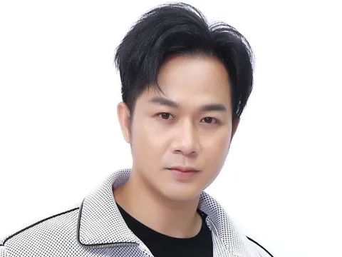 Nam ca sĩ nổi tiếng một thời ăn mặc rách rưới, hát rong tại phố đi bộ