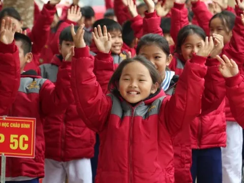 Công ty Golden City trao 1.000 áo ấm đến với học sinh nghèo miền núi