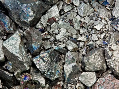 Một doanh nghiệp trên sàn bất ngờ thu về hàng trăm tỷ đồng từ loại kim loại đang được các hãng pin xe điện săn lùng