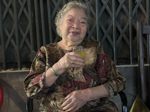 Nữ diễn viên 85 tuổi thích ngồi quán nước chè cắn hạt dưa, tâm sự bạn bè bất ngờ được phong NSƯT