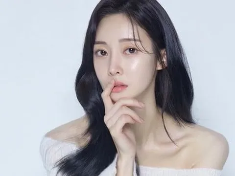 Nữ ca sĩ gây sốc, công bố ly hôn và tái hôn cùng lúc