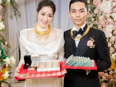 Khánh Thi khoe ảnh xúng xính váy hoa, vàng đeo "trĩu cổ", Phan Hiển rủ: "Cưới lại nha em"