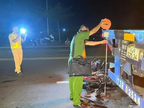 Điều tra vụ va chạm đuôi xe container đỗ bên đường, 2 người thương vong
