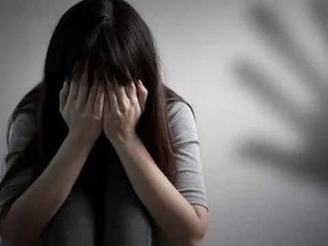 Vợ nộp đơn ly hôn, chồng bị phát hiện giao cấu với trẻ em
