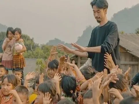 Fan đứng ngồi không yên khi Đen Vâu “thả nhẹ” bức ảnh đi làm