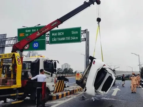 Tài xế buồn ngủ, lái ô tô tông 2 xe máy rồi lật ngửa