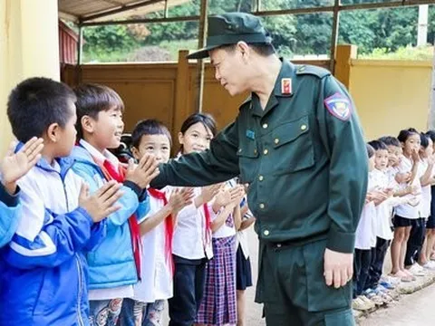 CSCĐ trao hàng nghìn phần quà cho trẻ em Điện Biên