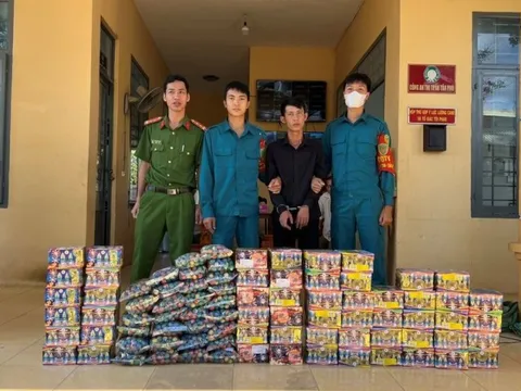 Bắt quả tang 4 đối tượng vận chuyển hơn 1 tạ pháo nổ trái phép
