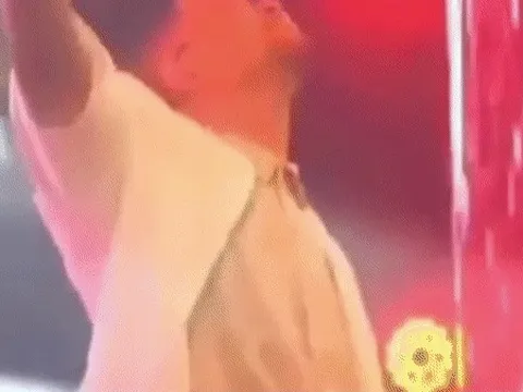 Nam ca sĩ 30 tuổi đột tử ngay trên sân khấu