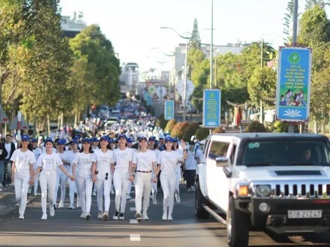 Hoa hậu Hoàn vũ Việt Nam trải nghiệm đi bộ tại Tp.Bảo Lộc, Lâm Đồng