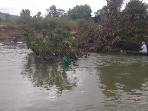 Lội qua sông, người đàn ông bị nước cuốn trôi