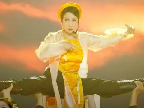 Chị đẹp Mỹ Linh múa võ, xoạc chân như vũ công chuyên nghiệp