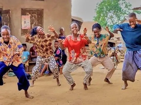 Nhóm nhạc của trẻ mồ côi thu hút khán giả nhờ sự đáng yêu