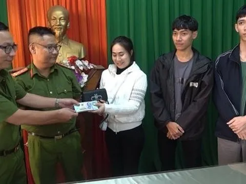 Hai nam thanh niên trả lại 100 triệu đồng nhặt được cho người đánh rơi