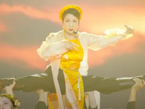 Lộn vòng vun vút đã là gì, Mỹ Linh bây giờ múa võ, xoạc chân như vũ công chuyên nghiệp