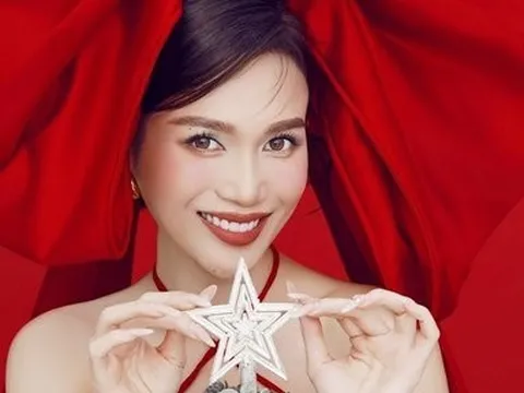 Sĩ Thanh tung hình ảnh gợi cảm trong trang phục sắc trắng đỏ