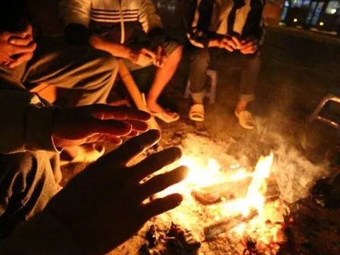 Cảnh báo ngộ độc khí CO do sưởi ấm bằng than, củi trong không gian kín