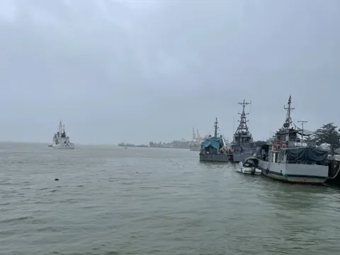 Vượt sóng lớn, đưa tàu cá cùng ngư dân bị nạn vào bờ an toàn