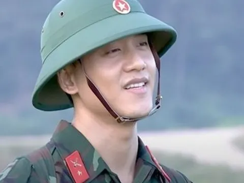 Mai Tài Phến lộ thân hình vạm vỡ khi tắm dã chiến trong quân ngũ