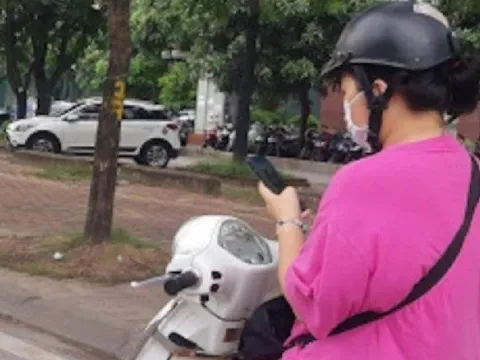 Lái xe máy bằng một tay có bị xử phạt?