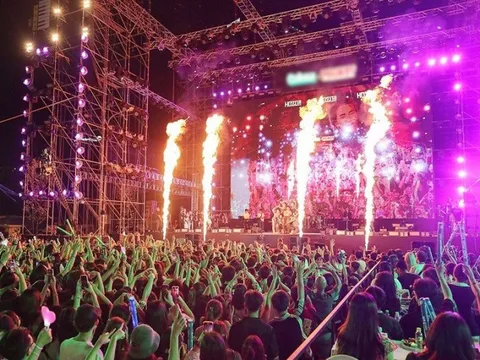 Đêm nhạc HOZO: Nhạc sĩ Huy Tuấn bất ngờ hôn vợ kém 14 tuổi, Binz khuấy động sân khấu