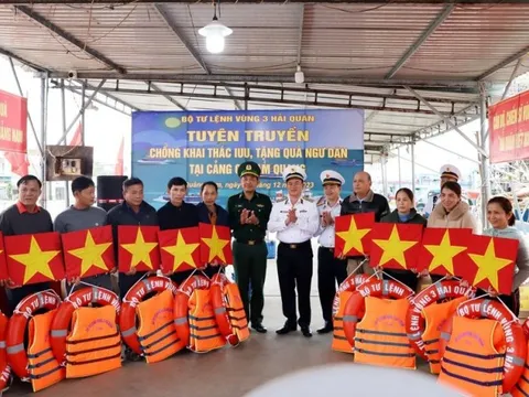 Vùng 3 Hải quân tặng quà cho ngư dân, con ngư dân được nhận đỡ đầu