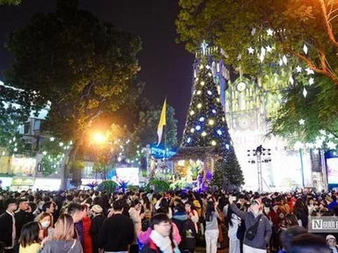 Người đân đổ về Nhà thờ Lớn Hà Nội đón Giáng sinh 2023