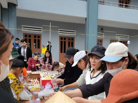 Tp.Đà Nẵng: Độc đáo phiên chợ ẩm thực không tiền mặt nơi giáo xứ