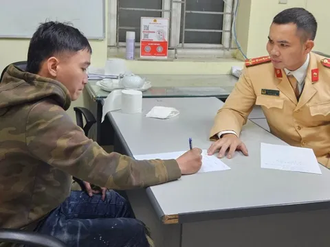 Bắt thanh niên giả làm tài xế công nghệ cướp giật điện thoại