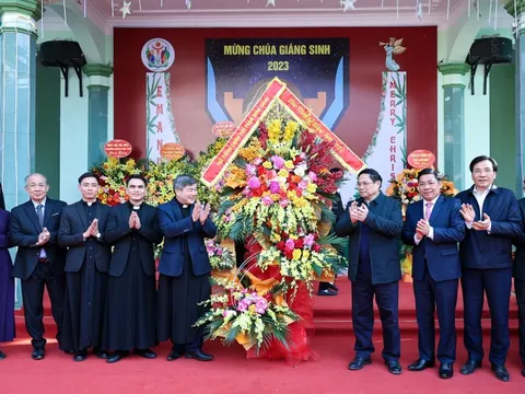 Thủ tướng chuyển lời chúc mừng Giáng sinh của Tổng Bí thư Nguyễn Phú Trọng tới đồng bào Công giáo