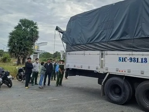 An Giang: Bắt giữ 2 xe ô tô tải chở hàng hóa không rõ nguồn gốc